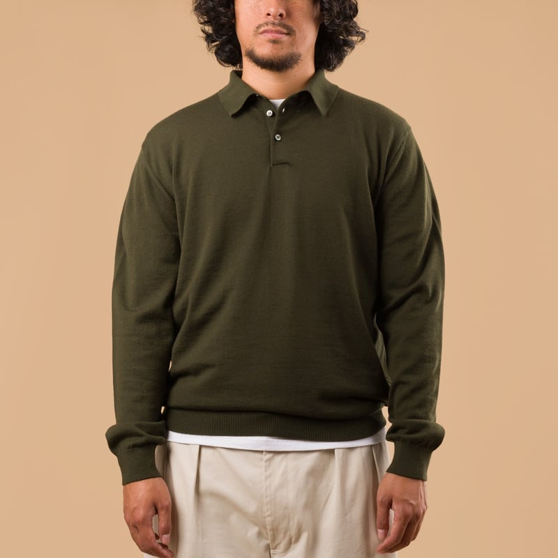 image flâneursMOONCASTLE 12G Wool Polo Neck dark olive face image flâneursMOONCASTLE 12G Wool Polo Neck dark olive face