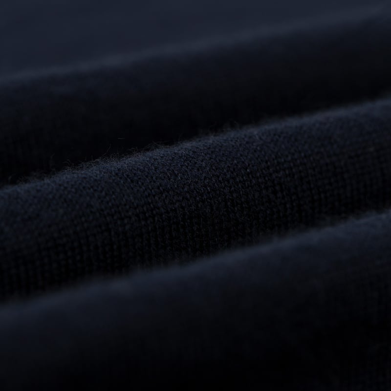 closeup flâneursMOONCASTLE 12G Wool Crew Neck navy closeup flâneursMOONCASTLE 12G Wool Crew Neck navy