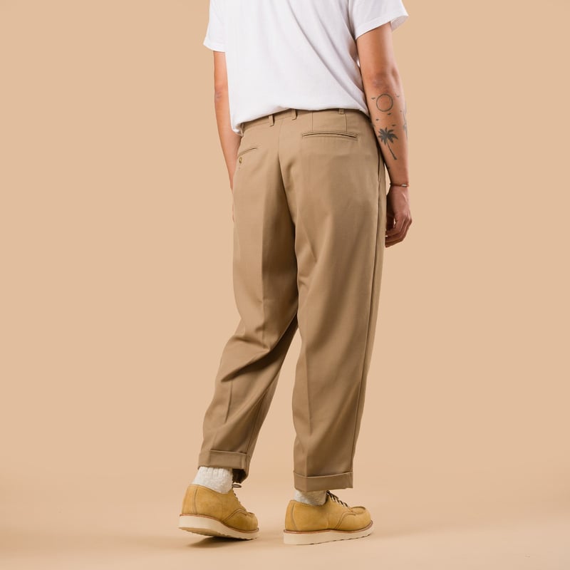 Image-Flâneurs_BEAMS PLUS / 2 Pleats Tapered Laundry Wool Khaki_de-dos Image-Flâneurs_BEAMS PLUS / 2 Pleats Tapered Laundry Wool Khaki_de-dos