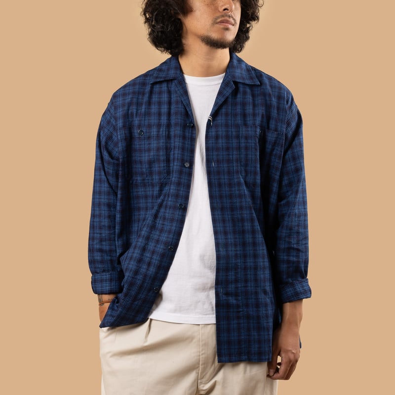 Image-Flâneurs_BEAMS PLUS / Mil Open Collar Indigo Dobby Mini Plaid_de-face-ouvert Image-Flâneurs_BEAMS PLUS / Mil Open Collar Indigo Dobby Mini Plaid_de-face-ouvert