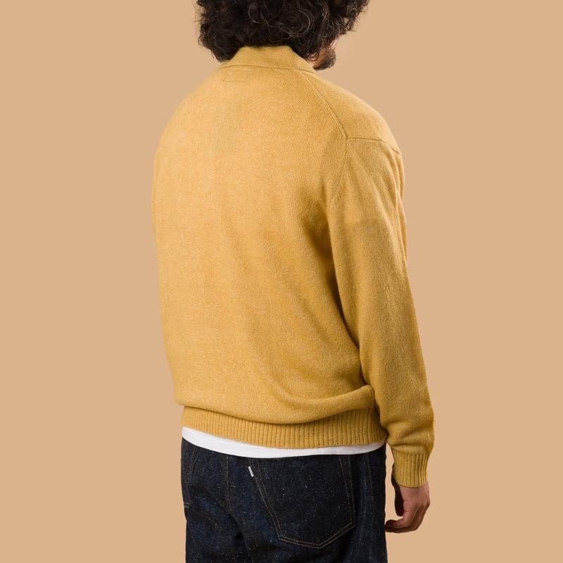 Image-Flâneurs_BEAMS PLUS / Knit Polo 9G Wool Silk Shaggy Yarn Gold_de-dos Image-Flâneurs_BEAMS PLUS / Knit Polo 9G Wool Silk Shaggy Yarn Gold_de-dos